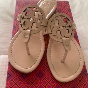 Tori Burch Sea Shell Pink Patent Sandals 🌸